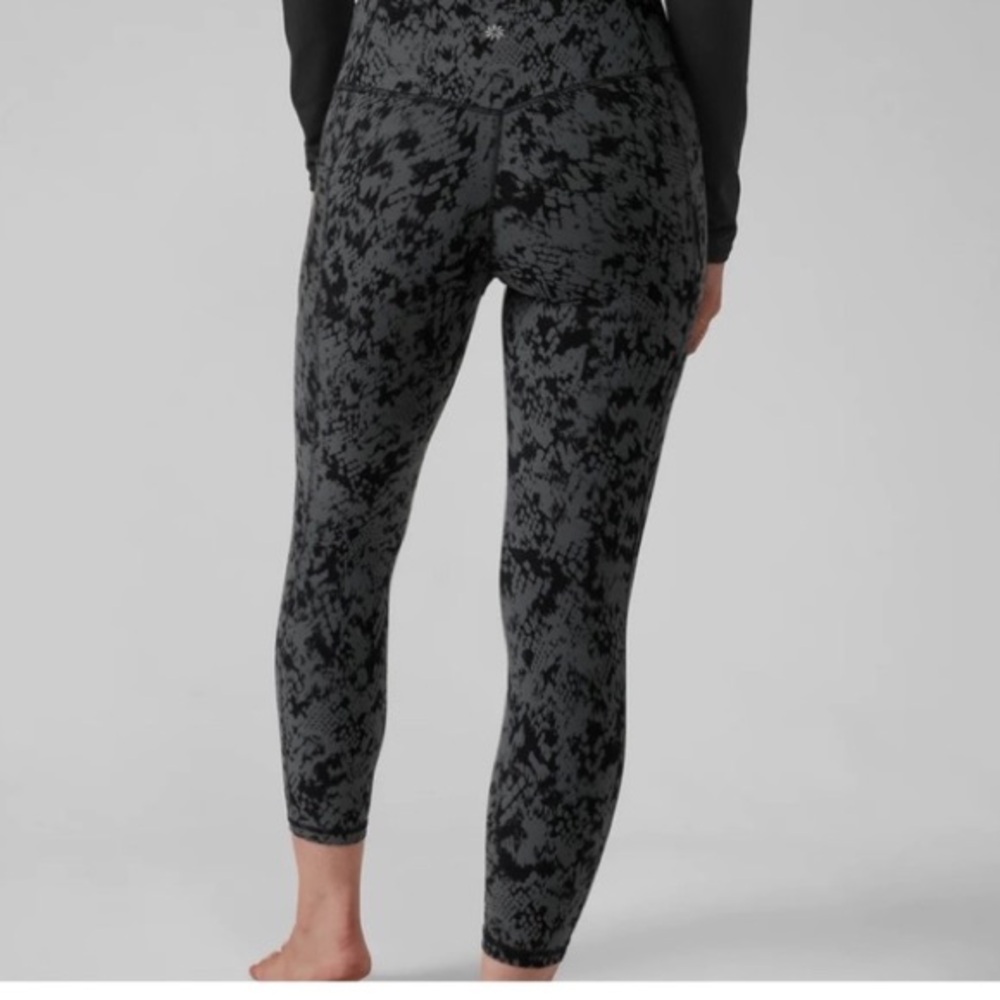 Athleta Salutation Stash Pocket II 7/8 Tight Snake serpent Print Legging Size S